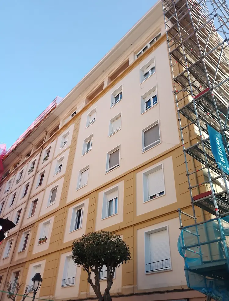 Rehabilitación de fachada en Plaza Levante, Bilbao